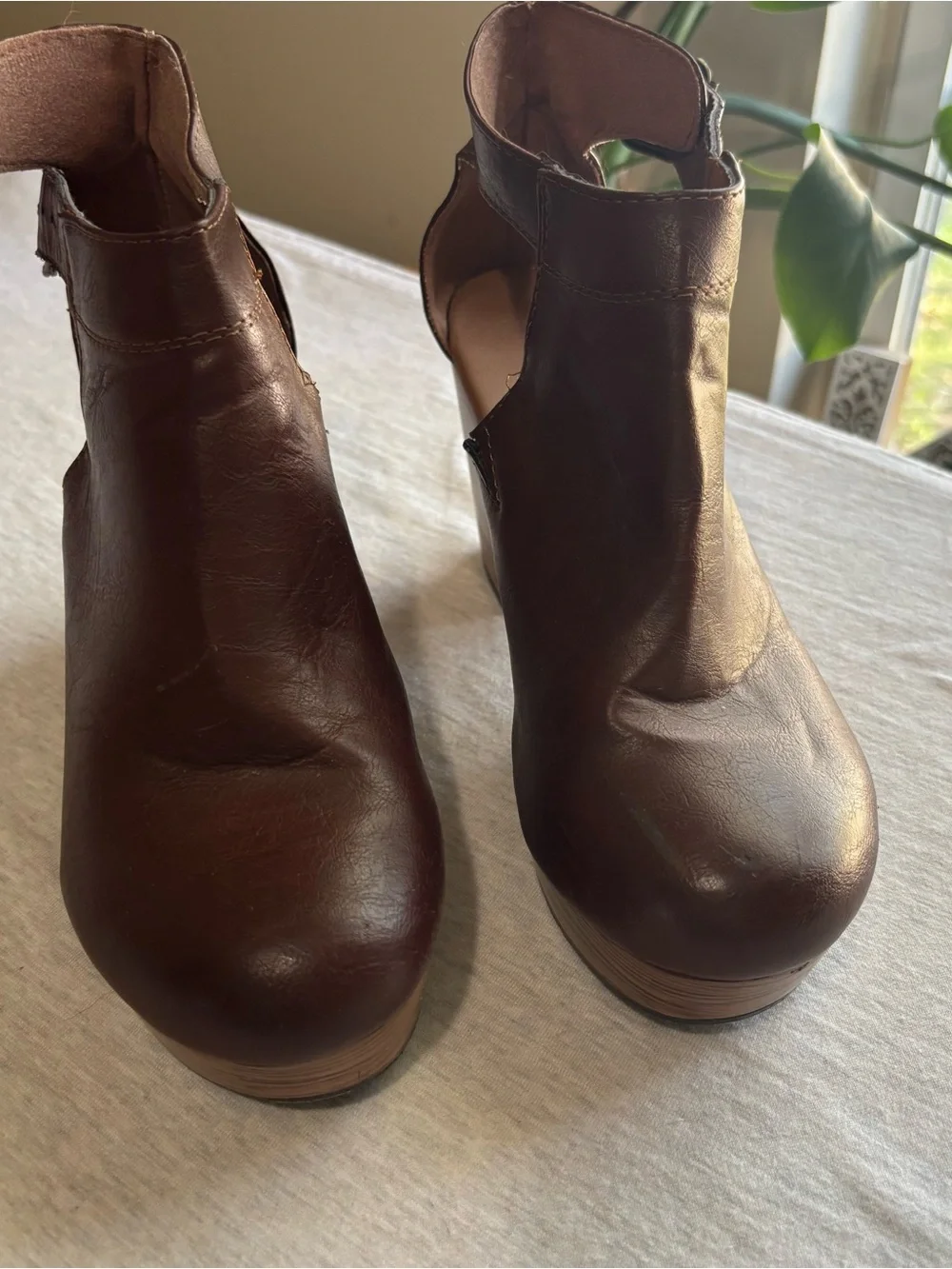 Pierre Dumas Brown Faux Leather Platform Cutout Clogs Heels Size 7
